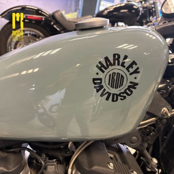 Harley Davidson Sportster Iron 883cc año 2022 Gris Claro - Image 5