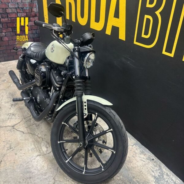 La Harley‑Davidson Sportster Iron 883 2021 Blanca - Image 5