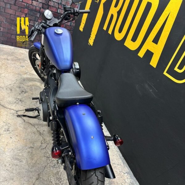 La Harley‑Davidson Sportster Iron 883 2017 Azul - Image 3