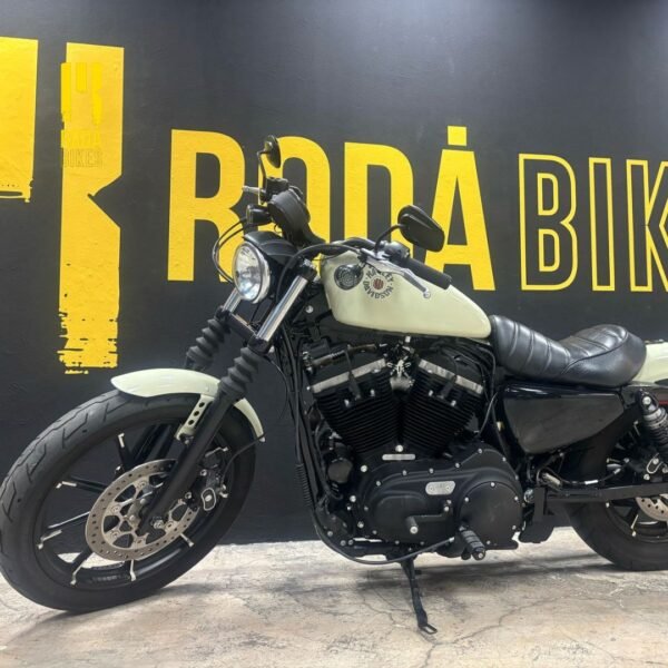 La Harley‑Davidson Sportster Iron 883 2021 Blanca - Image 2