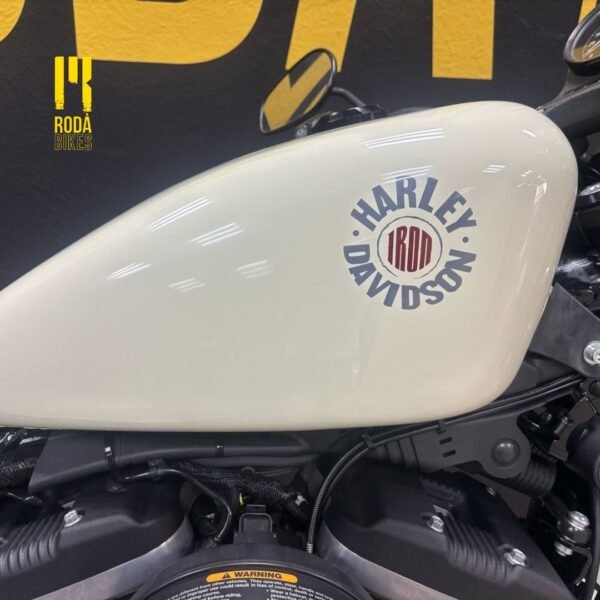La Harley‑Davidson Sportster Iron 883 2021 Blanca - Image 7