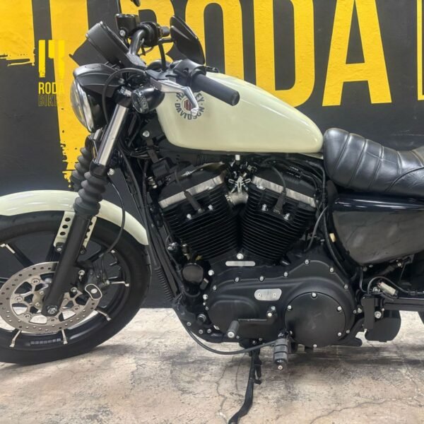 La Harley‑Davidson Sportster Iron 883 2021 Blanca - Image 3