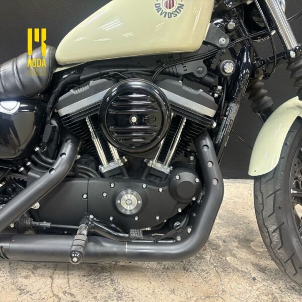 La Harley‑Davidson Sportster Iron 883 2021 Blanca - Image 4